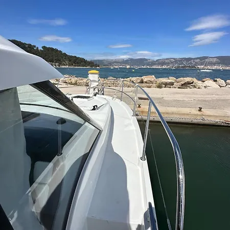 Bateau A Quai * Saint-Mandrier-sur-Mer