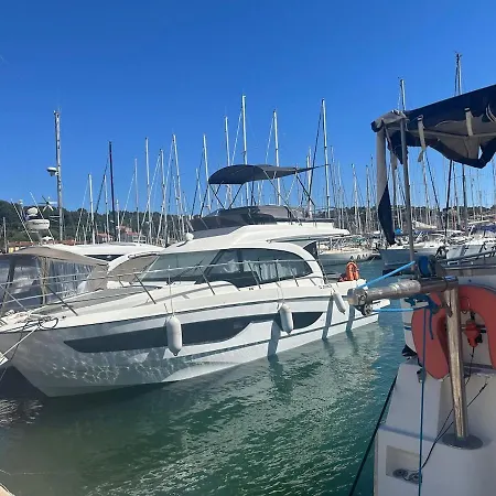 Bateau A Quai Saint-Mandrier-sur-Mer
